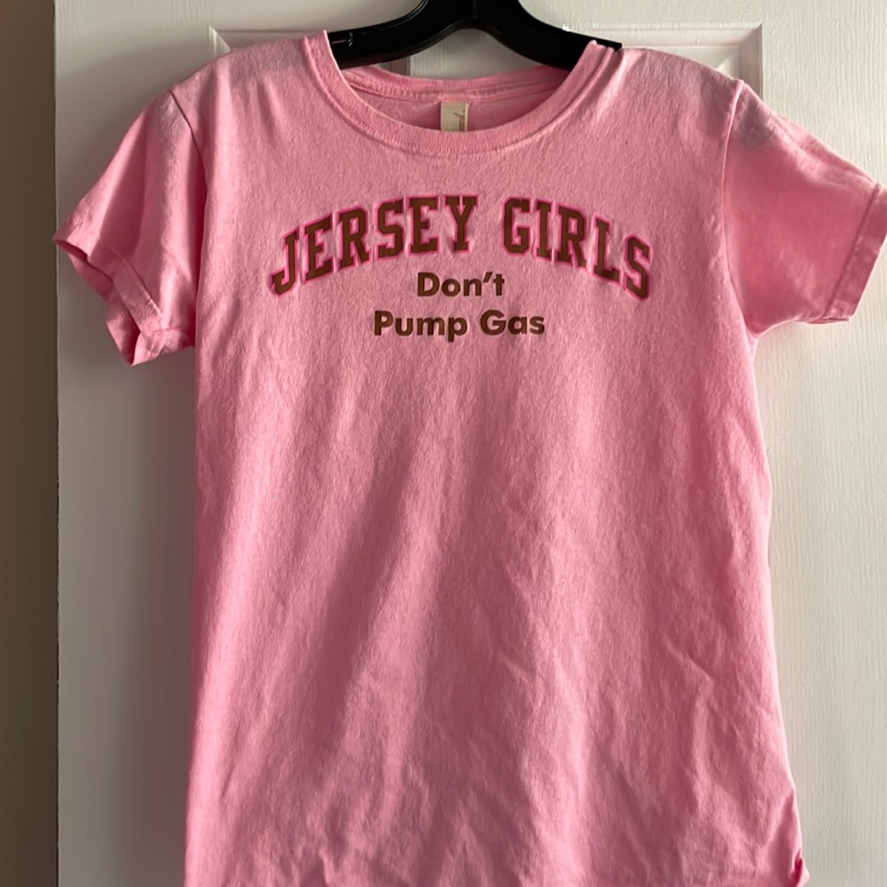 Pre-loved Pink T-shirt in Small. “Jersey Girls Dont Punp Gas’